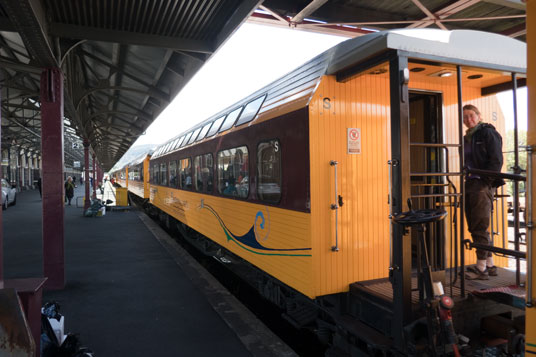 Taieri Gorge Railway am Bahnhof in Dunedin