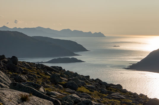 Bild: Blick von der Rundheia auf den Sessøyfjord und die Berge von Senja