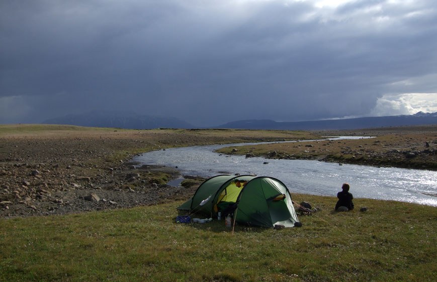 Nammatj 3GT von Hillerberg auf Island. Aussenzelt wurde wegen des starken Windes mit Steinen beschwert.