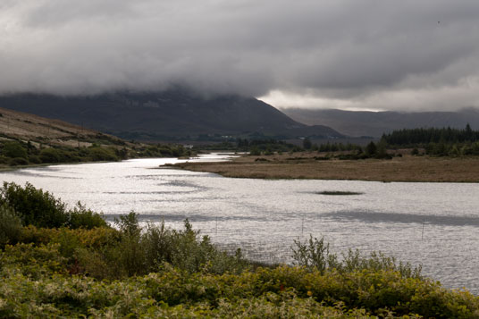 Clady River mit den Derryveagh Mountains in Wolken