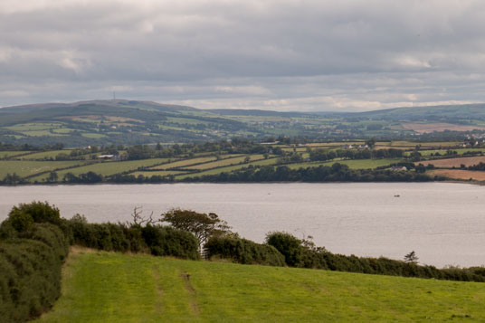 Blick vom westlichen Ufer auf Lough Swilly