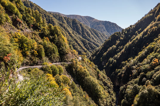 Südflanke Abano-Pass, in vielen Kehren windet sich die Piste durch Buschwerk aus dem engen Talgrund hinaus