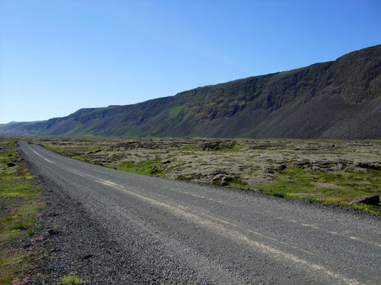 Steilwand zwischen Straße 42 und dem See Hiðarvatn, fotografiert mit der noch ungeteerten 427