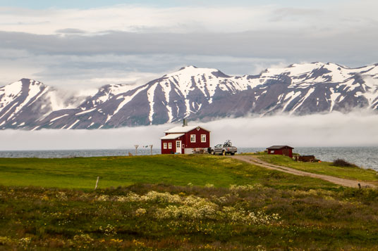 Bild: Blick von Dalvik über den von einer Wolkenbank bedeckten Eyjafjörður auf die Berge an seinem östlichen Ufer