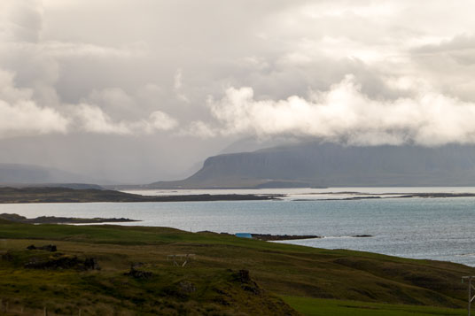 Regen in den Bergen östlich des Gilsfjörður