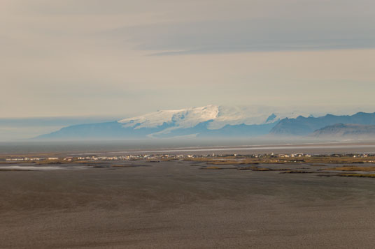 Blick vom Almannaskarð auf Höfn und den Vatnajökull