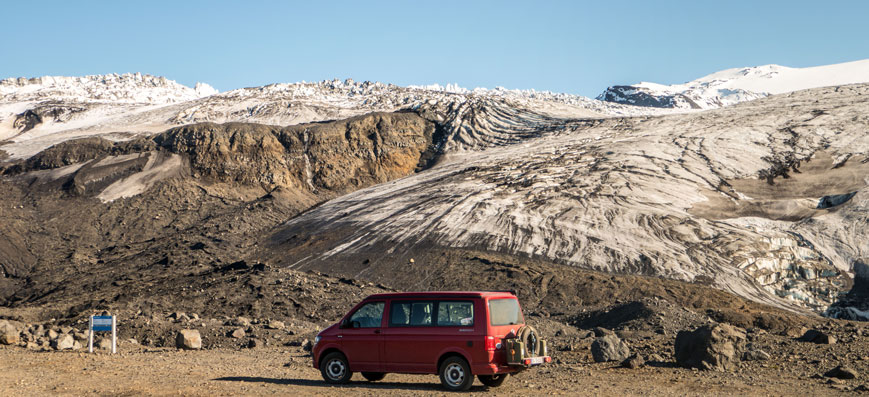 Bild: Parkplatz am Ende der Piste von der Hütte Sigurðarskáli zur Eishöhle