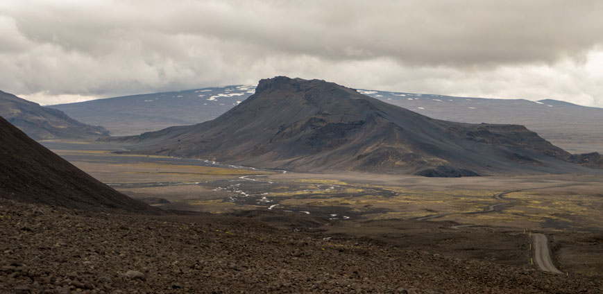 Blick vom Rand des Langjökull auf das Nyðra Hádegisfell (865 Meter) und die Piste 551