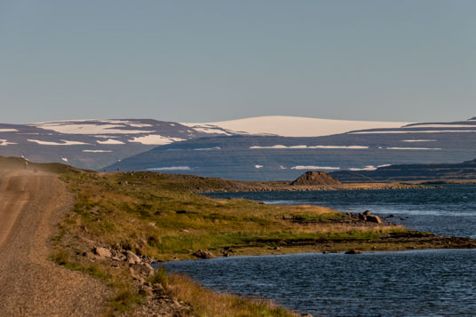 Piste 633 am Mjóifjörður mit Blick auf den Drangajökull