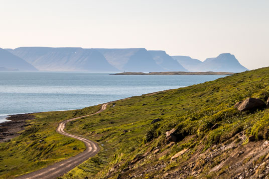 Piste 635 kurz hinter Kaldalón entlang des Isafjarðardjúp