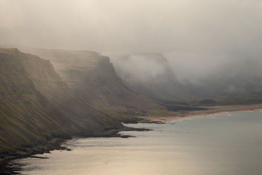 Blick von der Piste nach Keflavik auf die Steilküste am Ende des Rauðarsandur