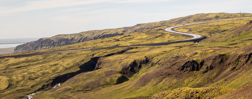 Anstieg der Ringstraße westlich von Hveragerði zur Hellisheiði