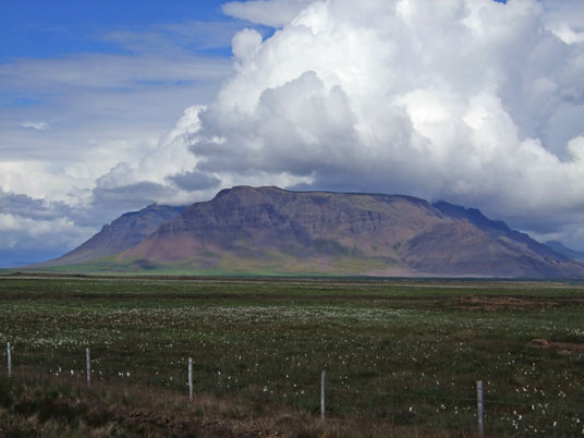 Blick von der Straße 54 über riesige Feuchtwiesen auf den Berg Tindaborg
