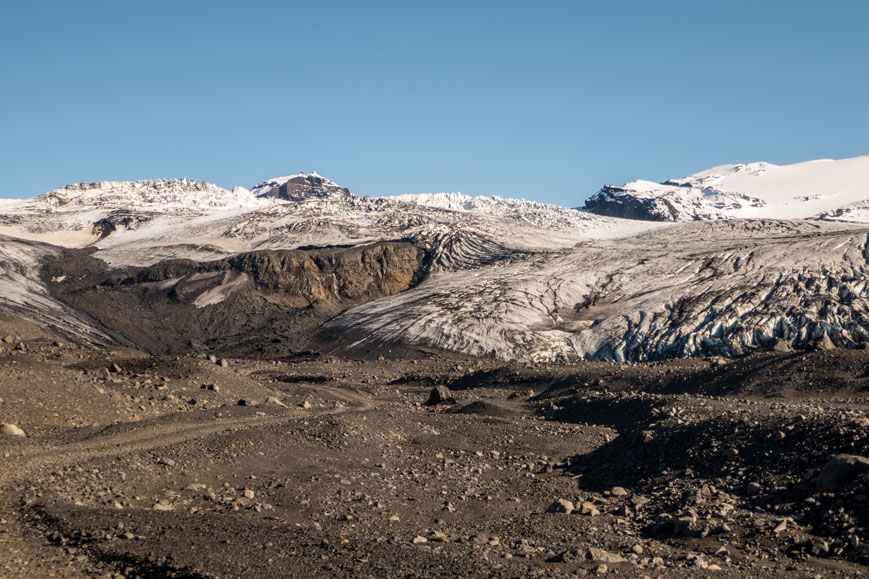 Bild: Die Piste von der Hütte Sigurðarskáli zum Parkplatz bei der Eishöhle