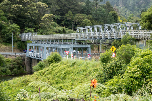 Hauraki Rail Trail: Kombinierte Brücke für Autos und Radfahrer über den Ohinemuri River bei Karangahake