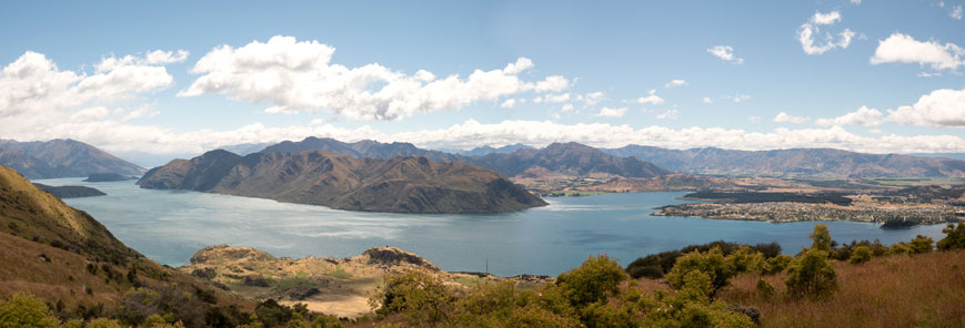 Lake Wanaka mit dem Ort Wanaka am rechten Bildrand