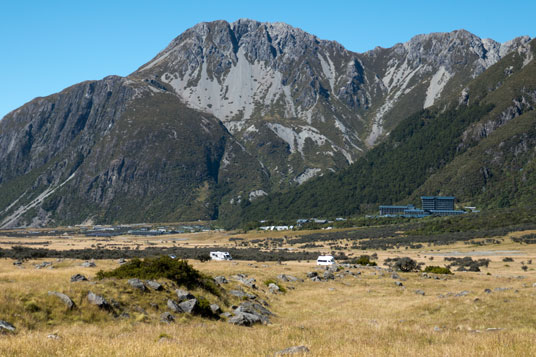 Blick auf Mount Cook Village vom White Horse Hill Campground
