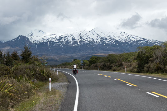 SH47 mit dem Mount Ruapehu (2700 bis 2800 Meter) im Hintergrund