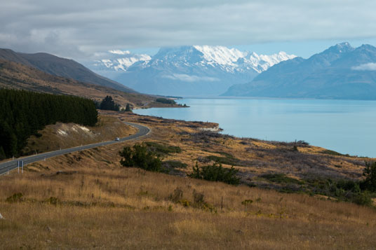 SH80 mit dem Lake Pukaki und der Mount Cook-Range