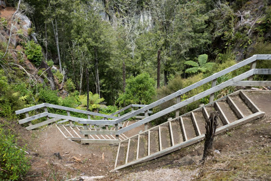 Steiler Abstieg über 107 Treppenstufen (Arapuni Section)