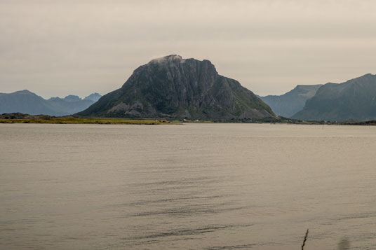 Bild: Blick vom nördlichen Abschnitt der Rundfahrt zur Nordspitze von Vestvågøya zur Insel Gimsøya mit dem Aussichtsberg Hoven