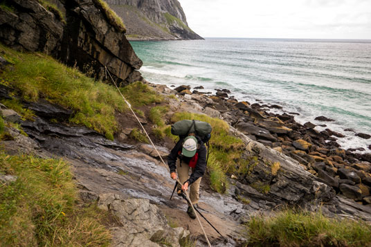 Bild: Ein Seil überspannt bei Nässe glatte Felsplatten zwischen dem südlichen und nördlichen Strand der Kvalvik