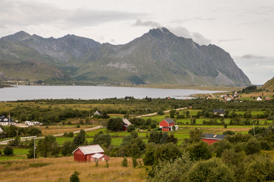 Bild: Rundfahrt zur Nordspitze von Vestvågøya mit Blick auf die Berge bei Eggum