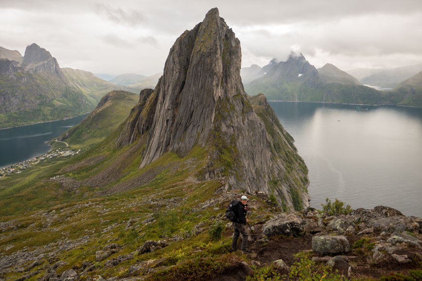 Bild: Der Berg Segla mit dem Ort Fjordgård links unten