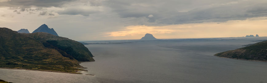 Sjonafjord mit den Inseln Handnesøya, Tomma und Lovund