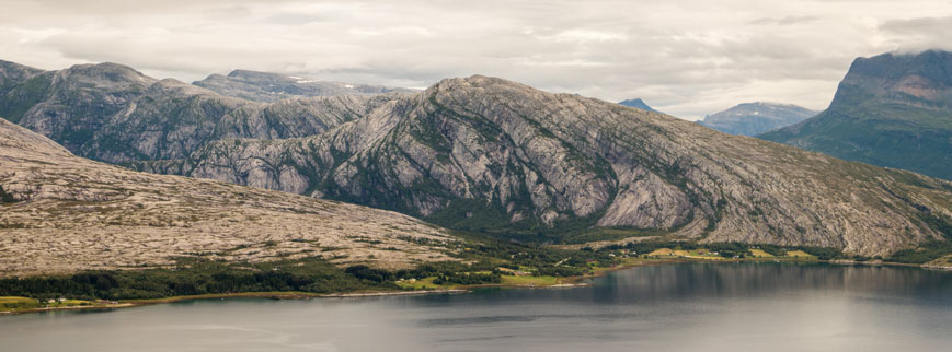 Glatt geschliffene Berge am Sjonafjord