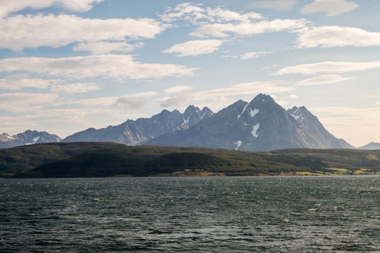 Bild: Blick über den Ullsfjord auf die Lyngenalpen