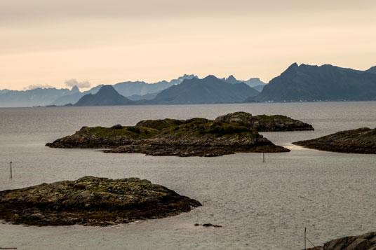 Bild: Blick von Henningsvær auf Vesttvågøya