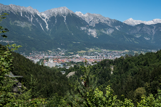 Blick auf Innsbruck vom Aufstieg aus dem Inntal in Richtung Brennerpass, 178 km ab München