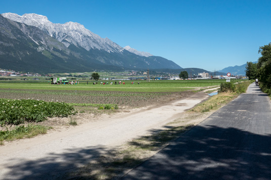 Radweg Müchen-Venedig im Inntal westlich von Innsbruck, 166,6 km ab München