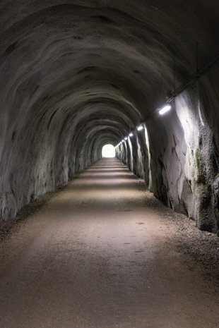Radweg München-Venedig im Tunnel bei Bruneck, 294,7 km ab München