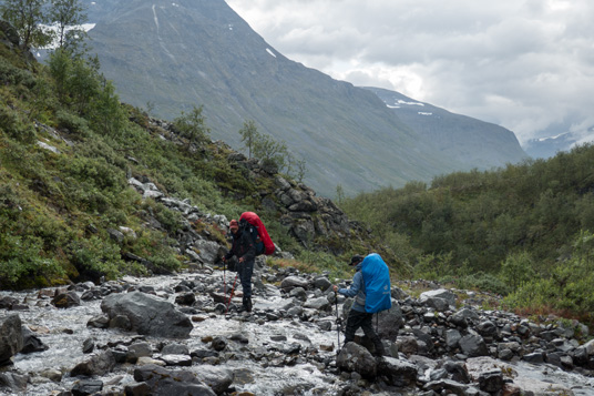 Queren des Jilajåkkå während des Abstiegs vom Snavvavagge ins Rapadalen