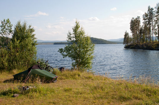 Naturzeltstelle am See Storuman, Schweden
