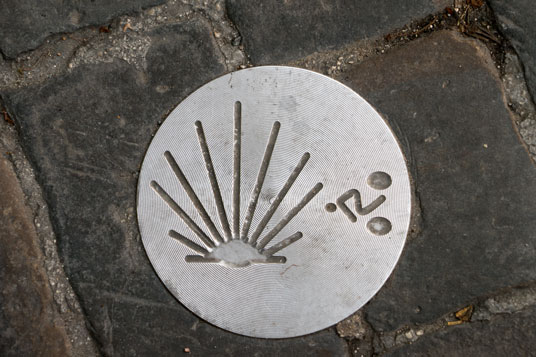 Logo des Pilger-Radweges im Straßenpflaster in Pamplona
