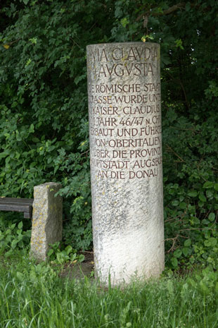 Gedenkstein Via Claudia Augusta östlich von Druisheim, 13 km ab Donauwörth